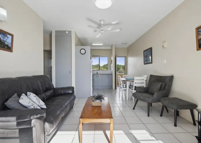 Ocean Parade 4 - Affordable, Pool, Spa, Cafes, Sleeps 4